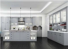 Серые кухонные шкафы из массива дерева